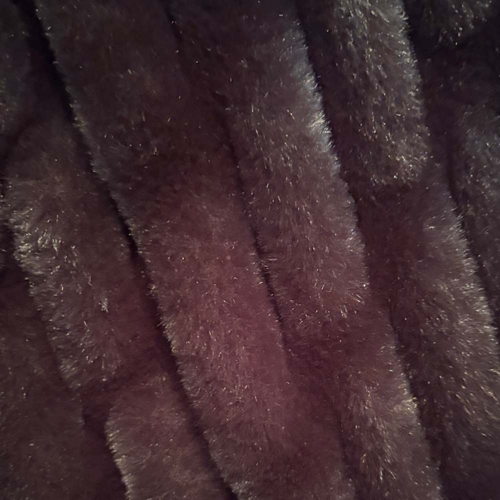 Elegant Black Faux Fur/Cape. - Picture 2 of 6